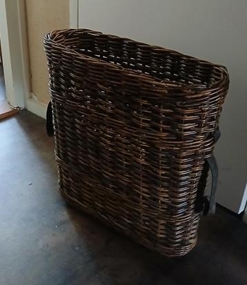 Oude rieten mand ovaal papraplu's wandelstokken papier etc beschikbaar voor biedingen