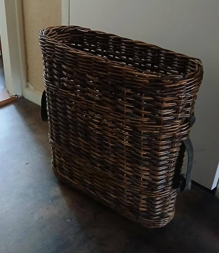 Oude rieten mand ovaal papraplu's wandelstokken papier etc, Antiek en Kunst, Curiosa en Brocante, Ophalen of Verzenden