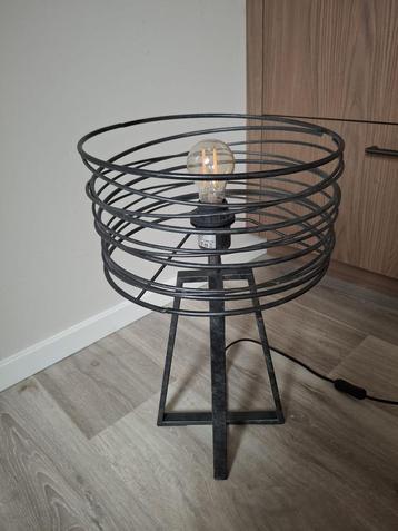 Industriële Tafellamp beschikbaar voor biedingen