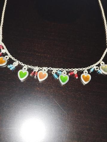 Zilverkleurige ketting met hartjes. beschikbaar voor biedingen