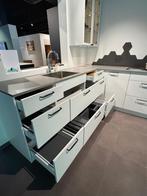 Showroomuitverkoop - Deense designkeuken, Ophalen, Wit, Hoekkeuken, Zo goed als nieuw