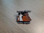 1 leuke honden pin met de tekst "Dog are better than people", Verzamelen, Speldjes, Pins en Buttons, Ophalen of Verzenden, Nieuw