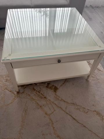 Hemnes salontafel met dubbelglas beschikbaar voor biedingen