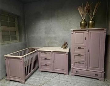 Prachtig oudroze babykamer, massief grenen 