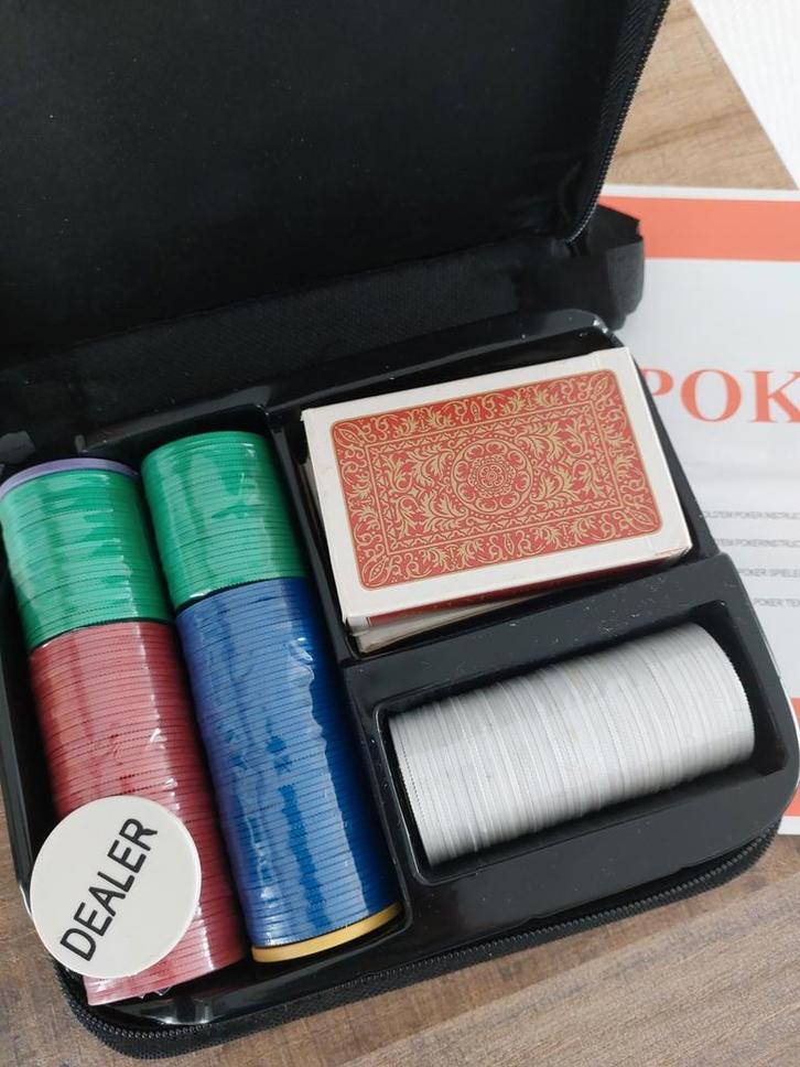 Pokerset in koffer 400 fiches, Hobby en Vrije tijd, Gezelschapsspellen | Bordspellen, Zo goed als nieuw, Drie of vier spelers
