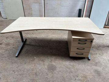 Stevig bureau. In hoogte instelbaar. Nu gratis ophalen beschikbaar voor biedingen
