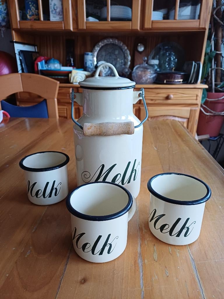 Vintage melkkan met bekers, Overige materialen, Overige typen, Ophalen of Verzenden, Zo goed als nieuw