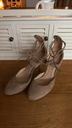 Gave beige suède pumps van UNISA in maat 40, Pumps, Beige, Ophalen of Verzenden, Zo goed als nieuw