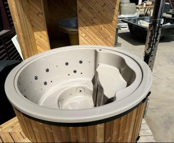 hottub met lichtjes hydro jets issolatie deksel 3750 euro  beschikbaar voor biedingen