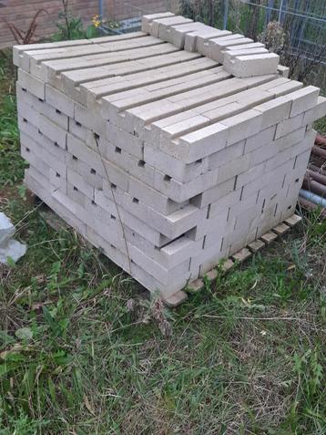 Betonstenen dubbel maasformaat beschikbaar voor biedingen