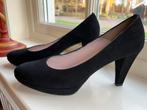 Lilian zwart suede pumps maat 40, Kleding | Dames, Schoenen, Ophalen of Verzenden, Zo goed als nieuw, Zwart