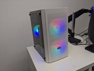 Witte Gaming PC RGB MOET WEG beschikbaar voor biedingen
