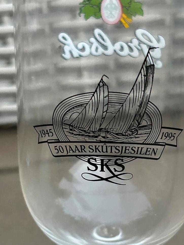 Grolsch Dubbeldruk Voetglas SKS Skûtsjesilen, Verzamelen, Glas en Borrelglaasjes, Zo goed als nieuw, Bierglas, Ophalen