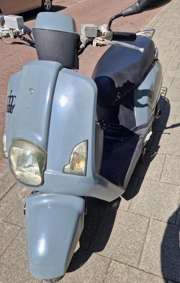 Scooter 25 KM (blauw kenteken) AGM BEE beschikbaar voor biedingen