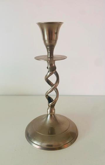 Vintage gedraaide kandelaar beschikbaar voor biedingen