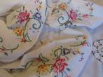 Geborduurd tafelkleed met bloemen rond vintage, Huis en Inrichting, Verzenden, Zo goed als nieuw, Rond, Binnen