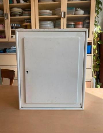 Vintage Metalen Medicijnkastje beschikbaar voor biedingen