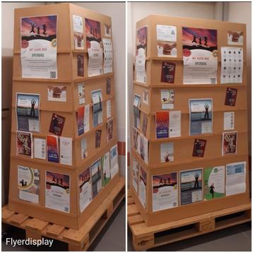Flyer Display Kast is Mobiel Verrijdbaar op Wieltjes. beschikbaar voor biedingen
