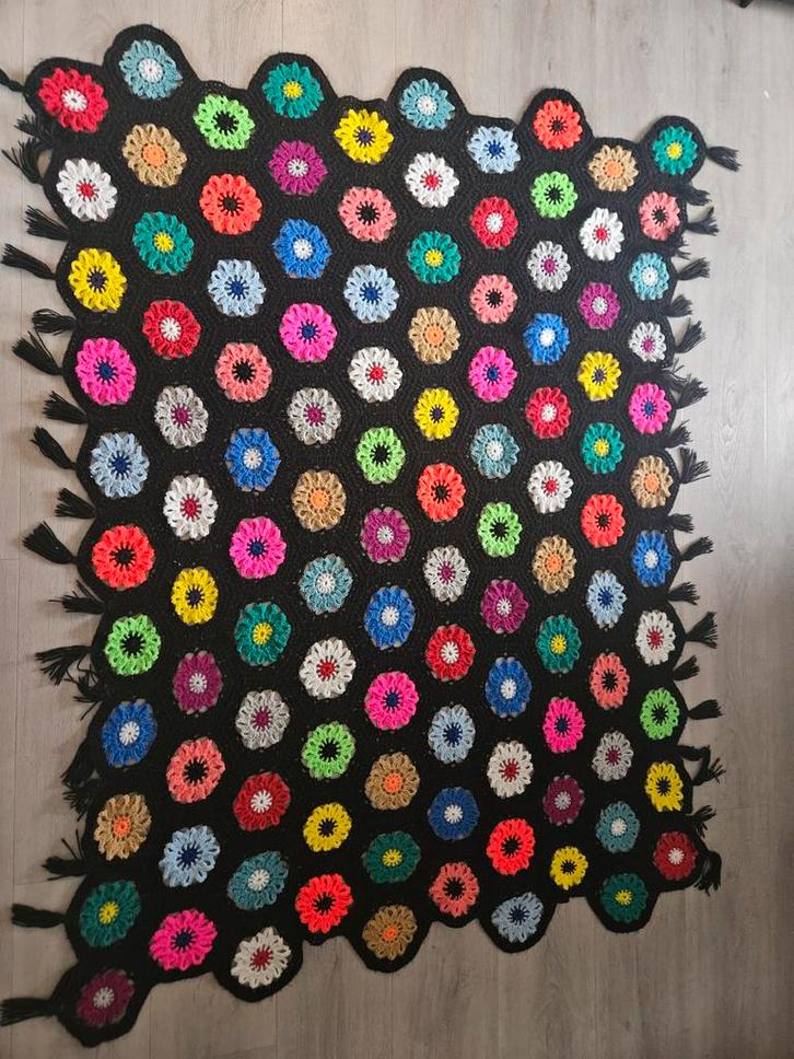 Gehaakte sprei - zwart met kleurige bloemen 160x210, Huis en Inrichting, Woonaccessoires | Plaids en Woondekens, Zo goed als nieuw