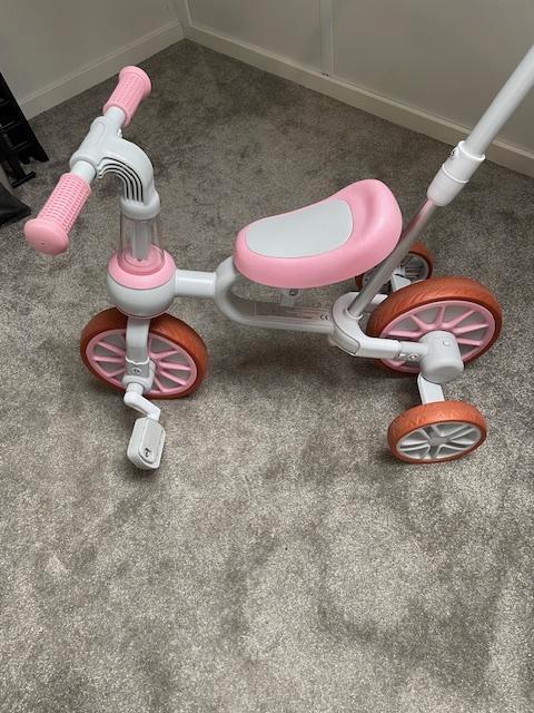 Driewieler klein rose met wit + duwstang, Fietsen en Brommers, Fietsen | Driewielers, Zo goed als nieuw, Duwstang, Verstelbare zitting