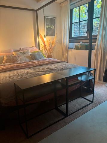 2 POMAX zwart metalen bijzettafels / side tables beschikbaar voor biedingen