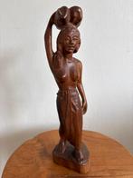 Houten Beeld Vrouw met Kruik, Antiek en Kunst, Kunst | Beelden en Houtsnijwerken, Ophalen of Verzenden