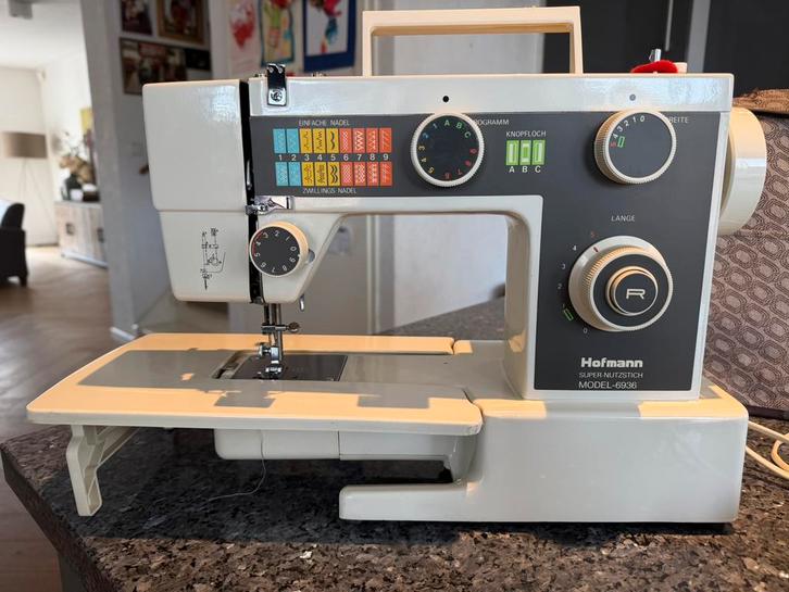 Werkende Hofmann Model-6936 naaimachine incl. accessoires, Hobby en Vrije tijd, Naaimachines en Toebehoren, Gebruikt, Naaimachine
