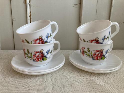 Vintage / 4 kop en schotels van arcopal met bloempatroon, Huis en Inrichting, Keuken | Servies, Gebruikt, Kop(pen) en/of Schotel(s)