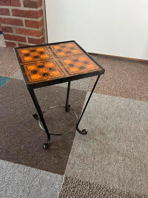 Bijzettafeltje met tegelblad – uniek en sfeervol, Huis en Inrichting, Woonaccessoires | Zuilen en Pilaren, Gebruikt, Ophalen of Verzenden