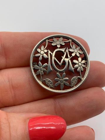 V874 Prachtige zilveren broche initialen MG beschikbaar voor biedingen
