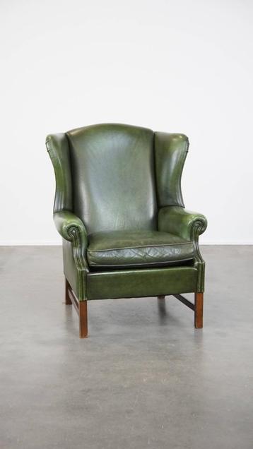 Groene en gladde rundleren Engelse chesterfield oorfauteuil beschikbaar voor biedingen