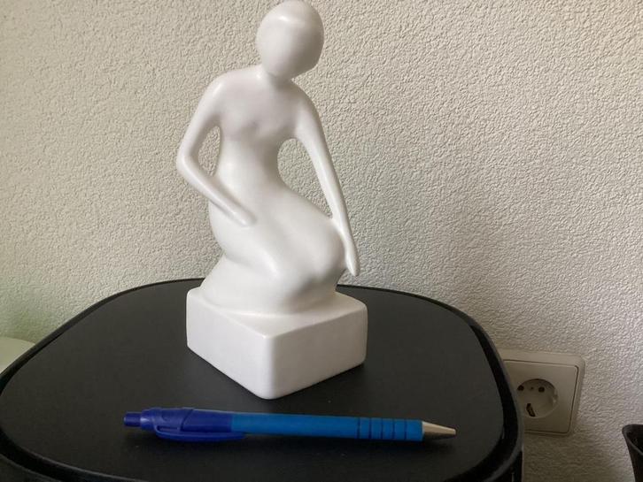 Keramiek beeldje,naakte dame op sokkel,design, Antiek en Kunst, Antiek | Keramiek en Aardewerk, Ophalen of Verzenden