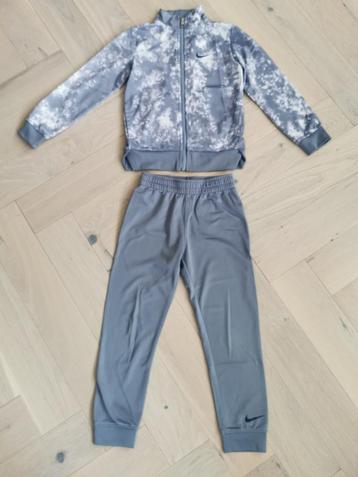 Nike jongens sport pak. Maat 110-116. beschikbaar voor biedingen