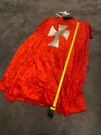 Carnaval 8xRidder capes rood fluweel en schilden en zwaarden, Kleding | Dames, Carnaval, Ophalen of Verzenden, Zo goed als nieuw