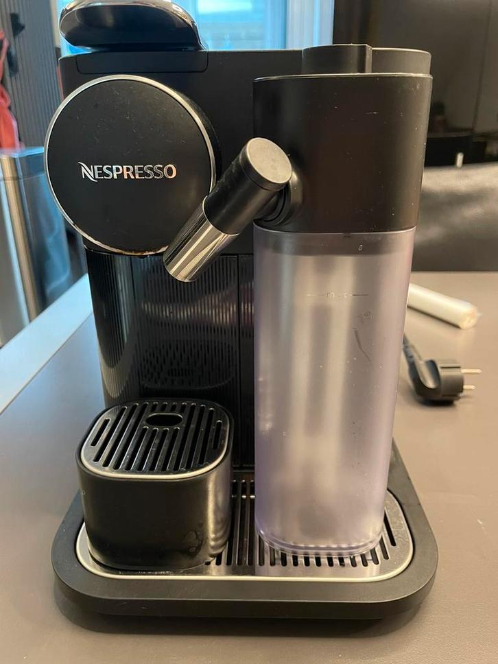 DēLonghi Nespresso GRAN LATTISSIMA, Witgoed en Apparatuur, Koffiezetapparaten, Zo goed als nieuw, Koffiemachine, Afneembaar waterreservoir