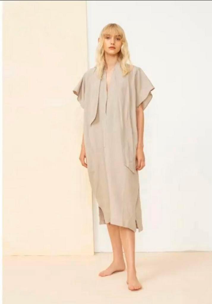 Humanoid  jurk izgst, Kleding | Dames, Jurken, Zo goed als nieuw, Maat 38/40 (M), Beige, Onder de knie, Ophalen of Verzenden