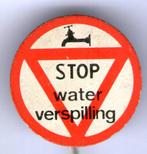 Verkeersbord stop water verspilling blik speldje ( X_064 ), Verzamelen, Speldjes, Pins en Buttons, Verzenden, Zo goed als nieuw