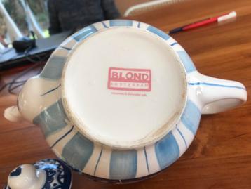 Mooie theepot, kleine beschadiging aan tuitje en meer beschikbaar voor biedingen