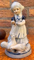 Delftsblauw porseleinen beeldje meisje voert kippetjes, Ophalen of Verzenden