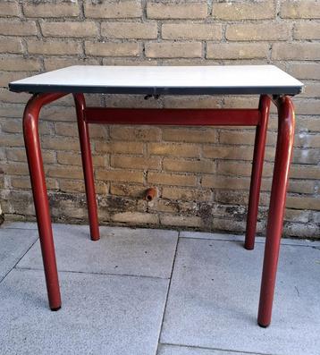 2 Marko schooltafels in nette en goede staat. beschikbaar voor biedingen