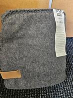 Grijze plaid - nieuw, Huis en Inrichting, Woonaccessoires | Plaids en Woondekens, Ophalen of Verzenden, Nieuw