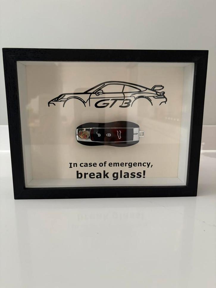 Porsche gt3 sleutel display in case of emergency break glass, Verzamelen, Merken en Reclamevoorwerpen, Zo goed als nieuw, Reclamebord