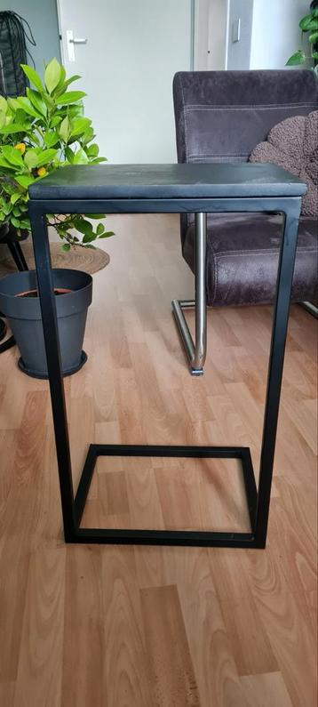 Bijzet tafel beschikbaar voor biedingen