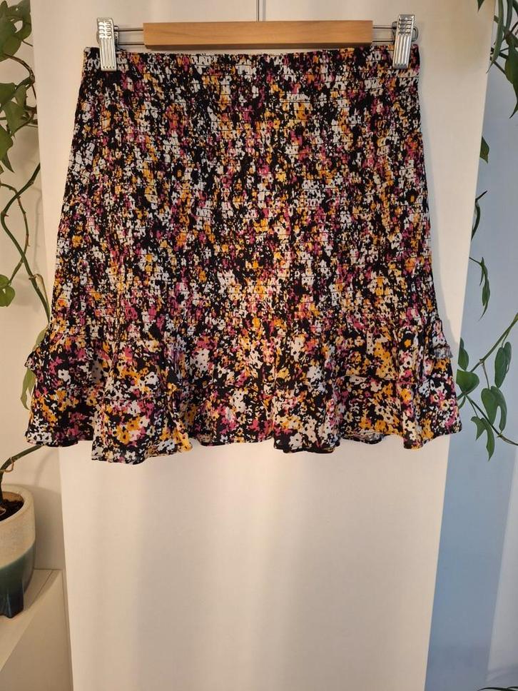 Nikkie zwart rokje met roze/oranje print - Maat 38, Kleding | Dames, Rokken, Zo goed als nieuw, Maat 38/40 (M), Zwart, Boven de knie