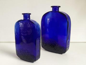 Vintage kobaltblauw glazen flessen beschikbaar voor biedingen