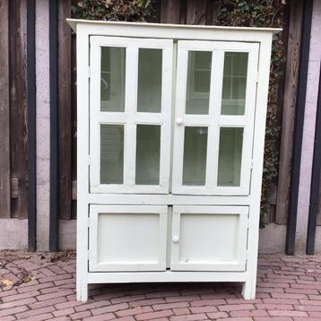 Brocante kast / Buffetkast / Keukenkast beschikbaar voor biedingen