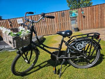 Meisjes fiets met mandje beschikbaar voor biedingen
