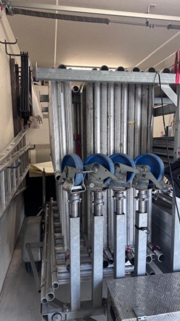 Aluminium rolsteiger compleet met aanhanger zeer compleet, Doe-het-zelf en Verbouw, Steigers, Gebruikt, Rolsteiger of Kamersteiger