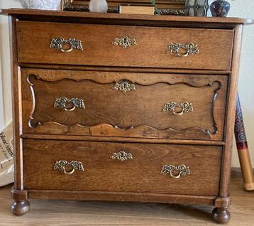 Antiek Kastje beschikbaar voor biedingen