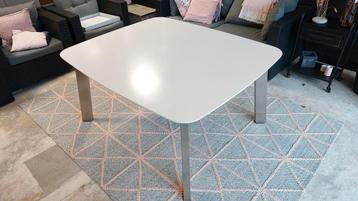 Te koop aangeboden: eettafel met stoelen beschikbaar voor biedingen